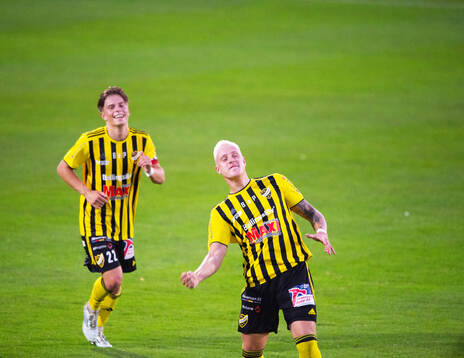 IFK Hässleholms Alexander Sjöström har gjort 1-0 och jublar i matchen i division 2 mellan IFK Hässleholm och FK Karlskrona 6 september 2024.