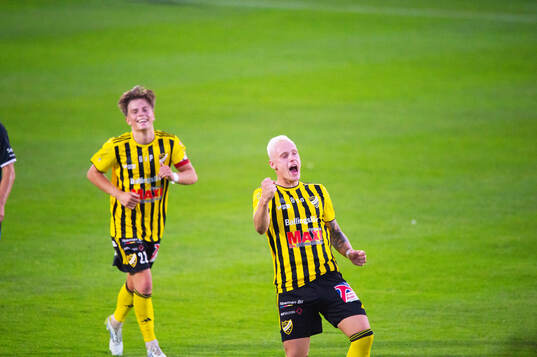 IFK Hässleholms Alexander Sjöström har gjort 1-0 och jublar i matchen i division 2 mellan IFK Hässleholm och FK Karlskrona 6 september 2024.