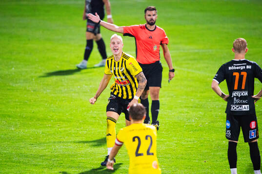 IFK Hässleholms Alexander Sjöström har gjort 2-0 och jublar i matchen i division 2 mellan IFK Hässleholm och FK Karlskrona 6 september 2024.