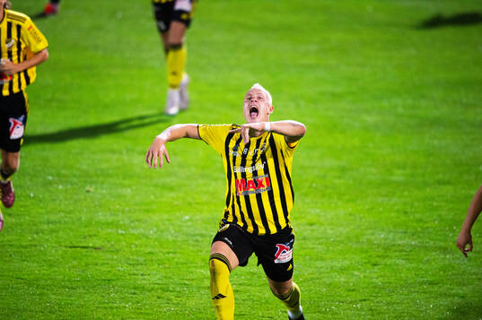 IFK Hässleholms Alexander Sjöström har gjort 2-0 och jublar i matchen i division 2 mellan IFK Hässleholm och FK Karlskrona 6 september 2024.