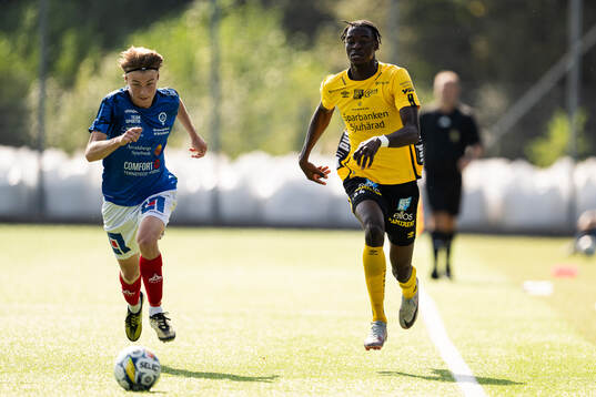 Åtvidabergs Adrian Petersson och Elfsborgs Mohammed Rufai