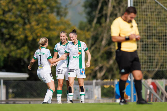 Varbergs Mollie Josefsson jublar efter 0-2 med Ellen Heurlin och Blearta Osmani