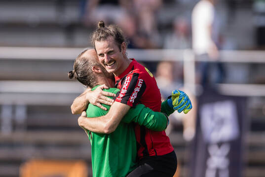 Brommapojkarnas målvakt Benny Lekström och Olof Guterstam jublar