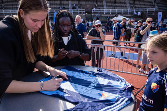 Djurgårdens damlags Sura Yekka (h) skriver autografer