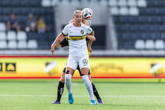 AIKs Nina Jakobsson och Häckens Josefine Rybrink