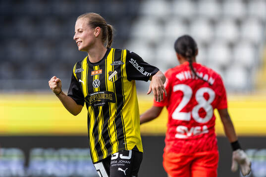 Häckens Anna Anvegård jublar efter att hon  gjort 2-0