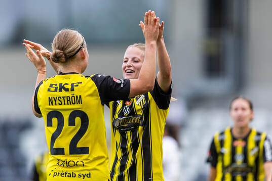 Häckens Paulina Nyström jublar med Anna Anvegård som gjort 3-0