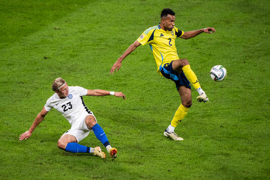 Vlasiy Sinyavskiy of Estonia and Alex Douglas of Sweden