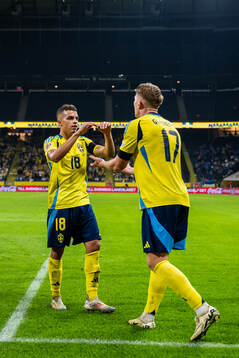 Yasin Ayari celebrates with Viktor Gyökeres of Sweden who