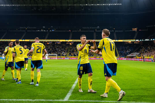 Yasin Ayari celebrates with Viktor Gyökeres of Sweden who
