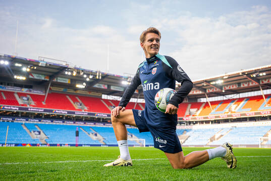Bla gjennom flere bilder av Football, Nations League, Norway, training