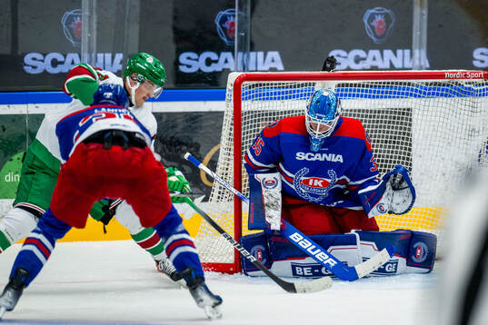 Rögles Jacob Peterson och Oskarshamns målvakt Emil Kruse
