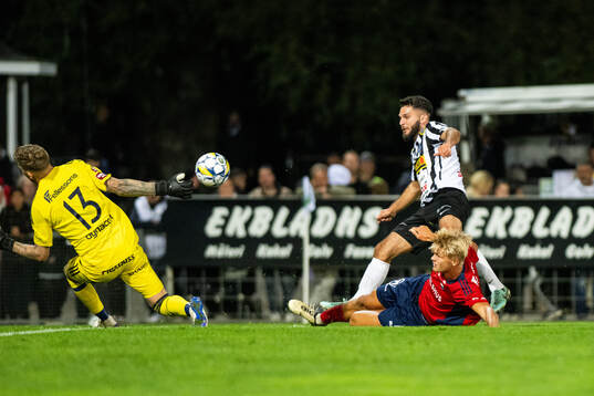 Landskronas Edi Sylisufaj mot Östers målvakt Robin Wallinder