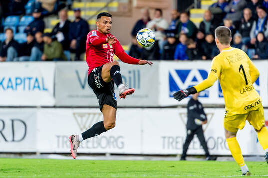 Örebros Ahmed Yasin och Trelleborgs målvakt Andreas Larsen