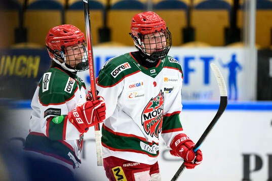 Modos Emma Seitz och Elsa Åberg jublar