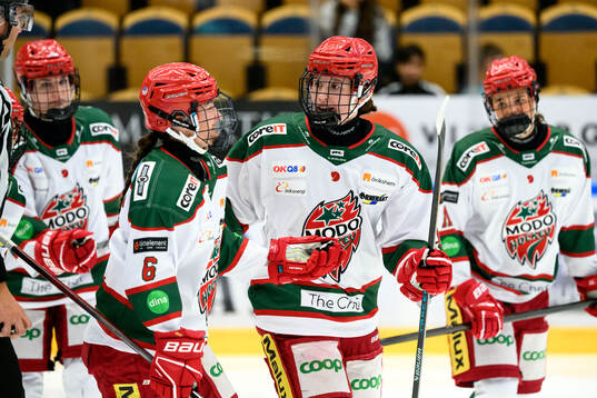 Modos Emma Seitz och Elsa Åberg jublar