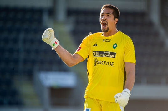 Skövde AIKs målvakt Adrian Zendejas jublar efter 1-2