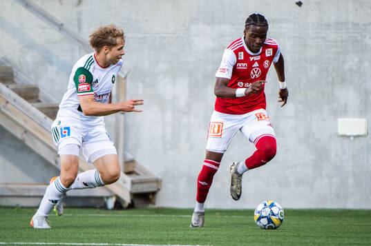 Skövde AIKs Samuel Sörman och Sandvikens IFs Calvin Kabuye