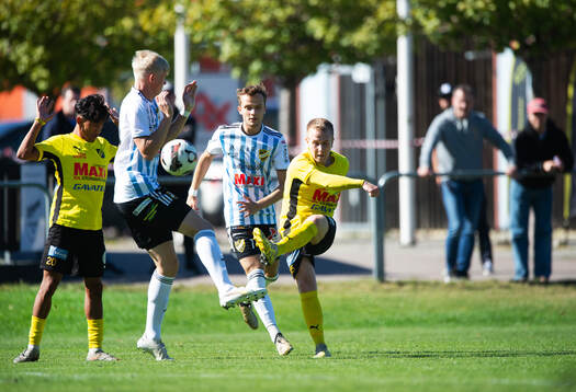  Lödde avlossar skott matchen i division 2 mellan IF Lödde och IFK Hässleholm i Löddeköpinge 14 september 2024.