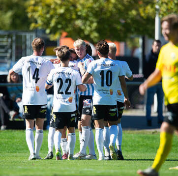 IFK Hässleholms Gustaf Winroth har gjort 0-1 och grattas i matchen i division 2 mellan IF Lödde och IFK Hässleholm i Löddeköpinge 14 september 2024.