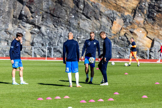 IK Oddevolds spelare värmer upp