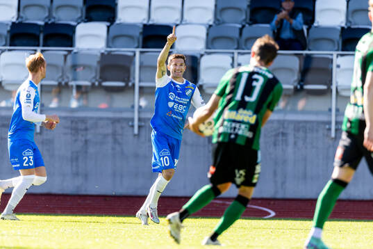IK Oddevolds Liridon Kalludra har gjort 1-0 och jublar