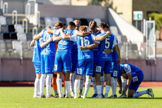 IK Oddevolds  spelare laddar för match