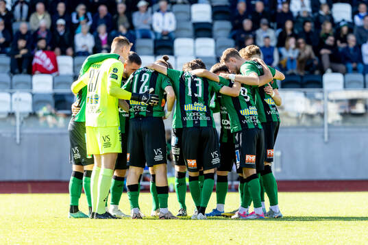 Varbergs spelare laddar för match