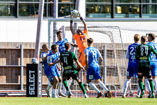 IK Oddevolds Armin Ibrahimovic räddar en hörna