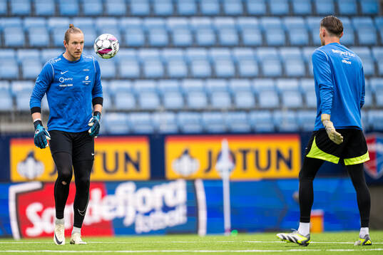 Eirik Holmen Johansen of Brann warms up ahead of the Eliteserien match between Sandefjord and Brann on September 15, 2024 in Sandefjord. 