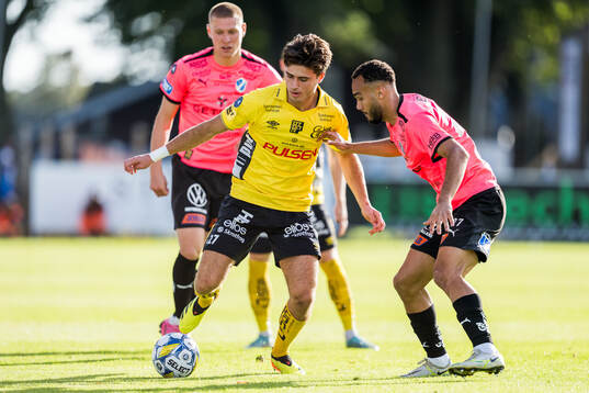 Elfsborgs Besfort Zeneli mot Halmstads Vinicius Nogueira De