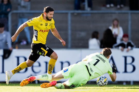 Elfsborgs Arber Zeneli och Halmstads målvakt Tim Rönning