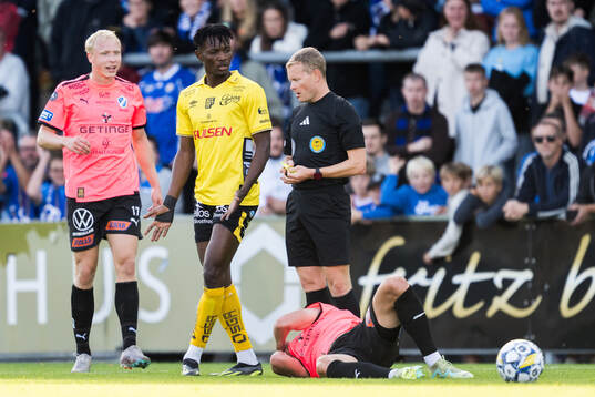 Elfsborgs Jalal Abdullai i samtal med domare Fredrik Klitte