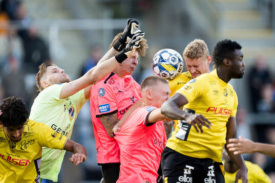 Halmstads målvakt Tim Rönning och Gabriel Wallentin mot