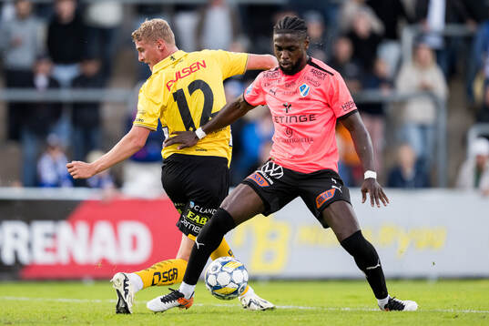 Elfsborgs Emil Holten och Halmstads Joseph Baffoe