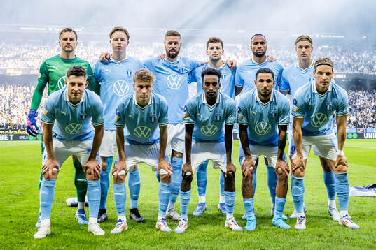 Malmö FFs startelva ställer upp för en lagbild