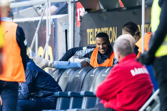 Malmö FFs Isaac Kiese Thelin med lindad fot på bänken