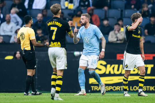 Malmö FFs Pontus Jansson reagerar mot Domare Mohammed Al-Hakim