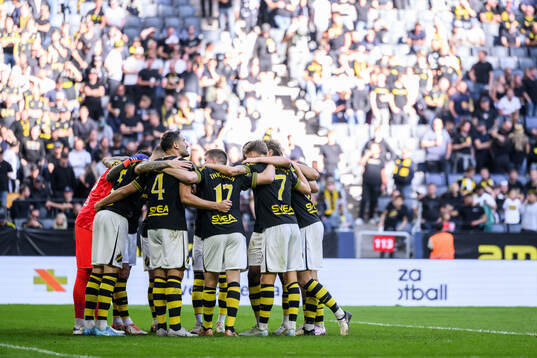 AIKs spelare samlas i en ring