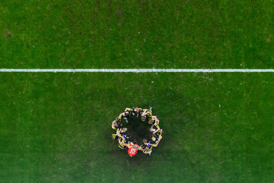 AIKs spelare samlas i en ring