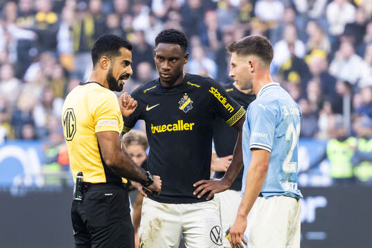 Domare Mohammed Al-Hakim i samtal med AIKs Mouhamed Lamine Fanne Dabo och Malmö FFs Lasse Berg Johnsen