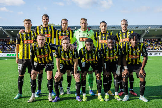 Häckens startelva ställer upp för en lagbild