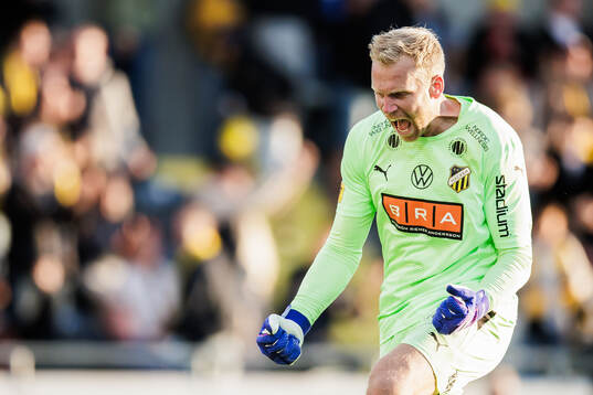 Häckens målvakt Peter Abrahamsson jublar