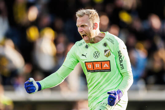 Häckens målvakt Peter Abrahamsson jublar