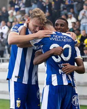 IFK Göteborgs Ramon Pascal Lundqvist jublar ihop med Laurs Skjellerup och Paulos Abraham efter 1-2