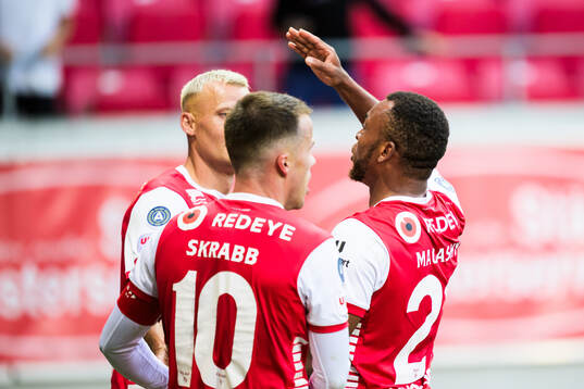 Kalmars Abdussalam Magashy jublar med lagkamrater efter 3-1 målet