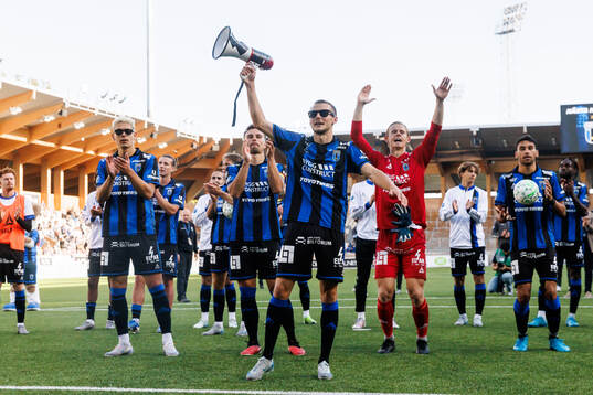 Sirius Melker Heier jublar med lagkamrater
