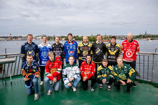 Spelarna poserer för en gruppbild