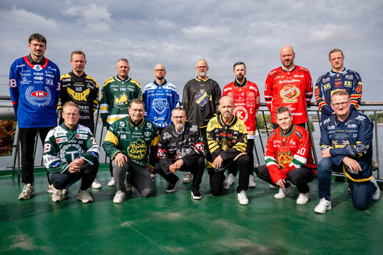 Tränarna poserer för en gruppbild