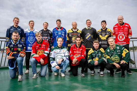 Spelarna poserer för en gruppbild